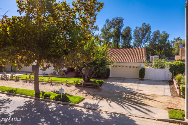 952 Carefree Drive, Simi Valley CA: https://media.crmls.org/mediaz/11e4185d-2940-40c4-bec7-1150e940fbe3.jpg