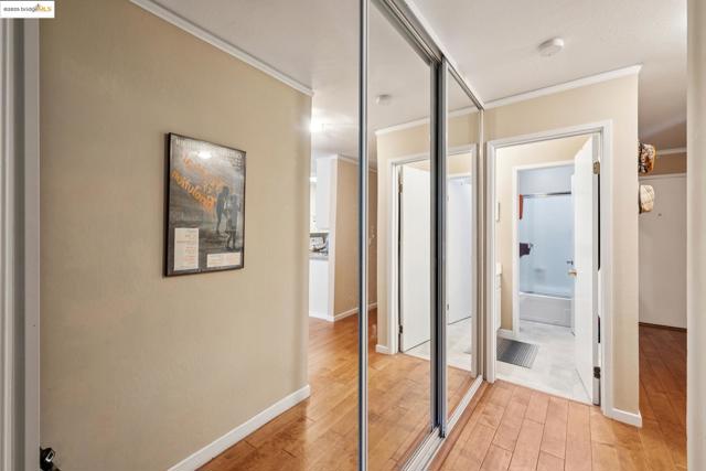 250 Whitmore St, Oakland CA: https://media.crmls.org/mediaz/11e4553b-68b8-4eec-af07-65017c4fa588.jpg