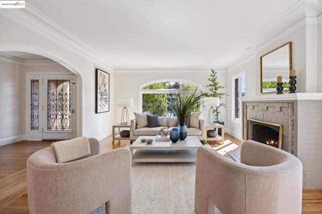 700 Longridge Rd, Oakland CA: https://media.crmls.org/mediaz/11e896f2-456a-484c-a54e-52712fe5a6c7.jpg
