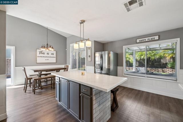 4813 Carrington Dr, Oakley CA: https://media.crmls.org/mediaz/11e8cb9a-be2e-48f4-b10b-d5b532df0381.jpg
