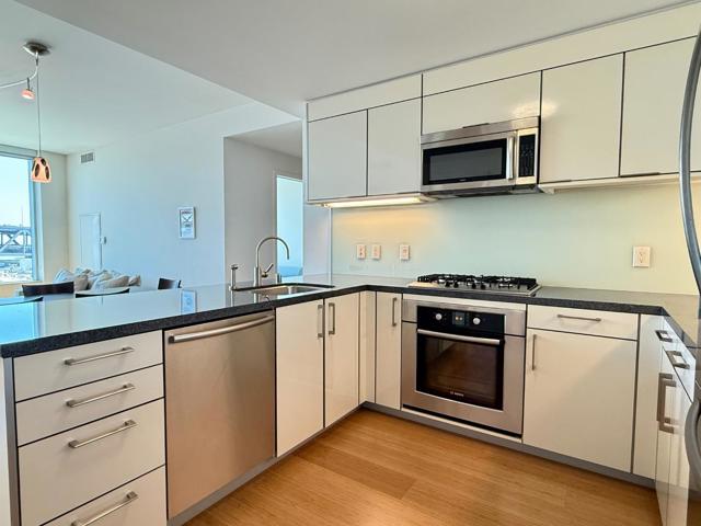338 Spear Street, San Francisco CA: https://media.crmls.org/mediaz/11e911e3-7d1b-4cdf-8cb6-5b3e9aec1d00.jpg