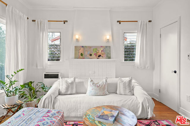 236 S 5th Avenue, Venice CA: https://media.crmls.org/mediaz/11e91d8d-c028-44e5-9086-6961dbbf155e.jpg