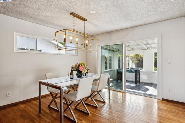 413 Grand St, Alameda CA: https://media.crmls.org/mediaz/11e967ab-226e-468e-9c39-ad019360d278.jpg