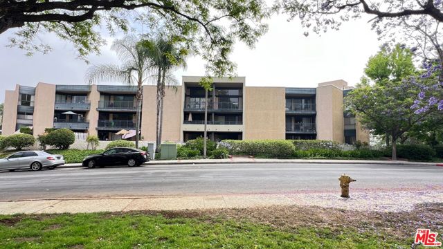 4499 Via Marisol, Los Angeles CA: https://media.crmls.org/mediaz/11e9933f-e05d-4da9-9b94-f74ce8c0c941.jpg