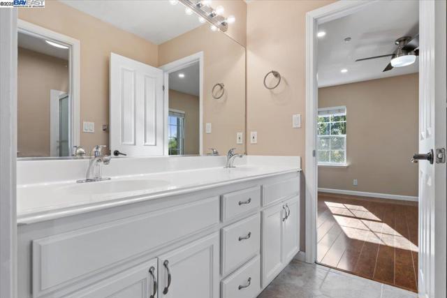 9752 Belladonna Dr, San Ramon CA: https://media.crmls.org/mediaz/11e99f2b-508b-4329-a4f6-653f8447f9c8.jpg