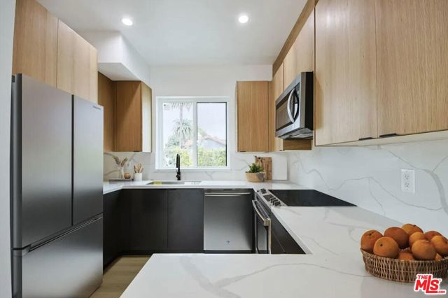 13463 Beach Avenue, Marina del Rey CA: https://media.crmls.org/mediaz/11ea5e15-800c-4804-9ebc-f8becfa74dfc.jpg