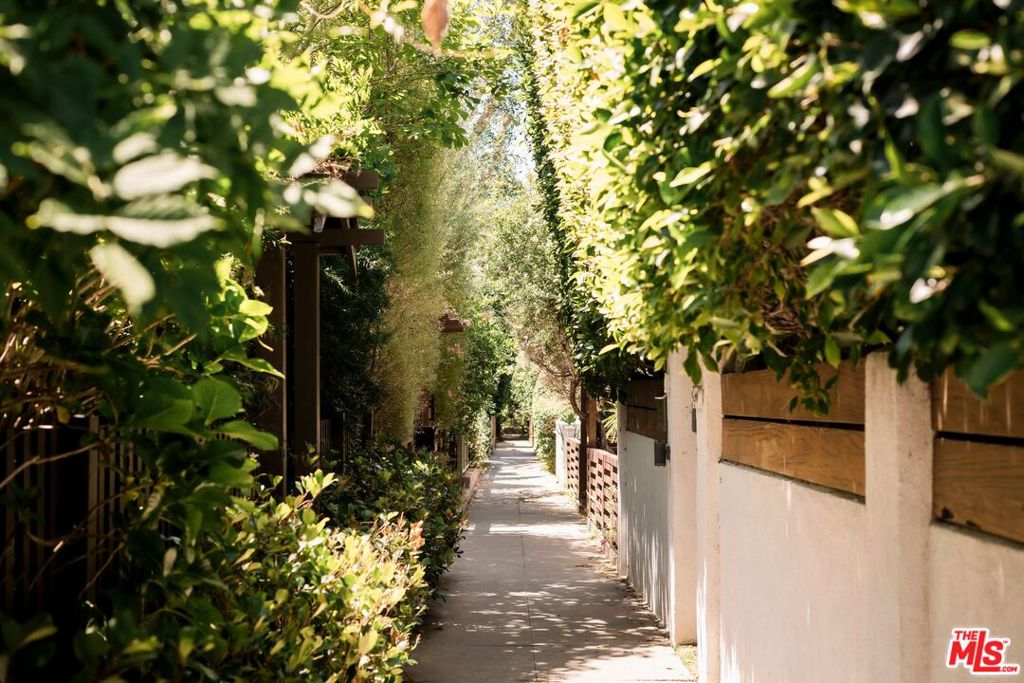 https://media.crmls.org/mediaz/11eb1d03-94e5-48aa-8c20-cad744ebdf33.jpg?preset=X-Large