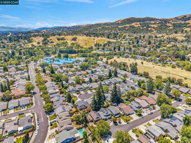 102 Monasterio Ct, San Ramon CA: https://media.crmls.org/mediaz/11eb4006-7824-4c77-9cb1-a42b7866dff0.jpg