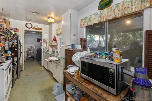 2747 Fairfield St, San Diego CA: https://media.crmls.org/mediaz/11ebf3ec-866b-43e3-9cee-f73c050f4daf.jpg