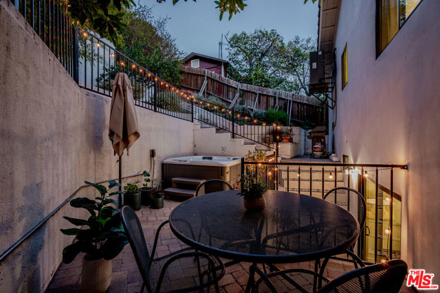 3850 Udell Court, Los Angeles CA: https://media.crmls.org/mediaz/11ec0e9a-f46c-405b-95f6-365e88845f4e.jpg