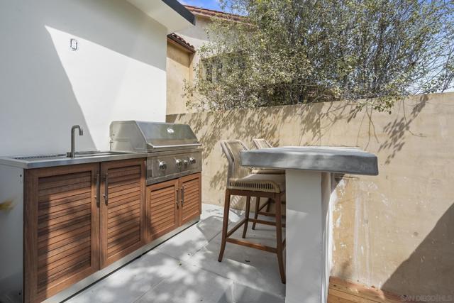375 E Avenue, Coronado CA: https://media.crmls.org/mediaz/11ece590-f706-4f4f-85b9-ba37d9768e43.jpg