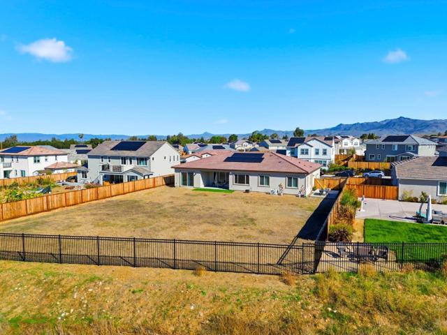 208 Luna Way, Hollister CA: https://media.crmls.org/mediaz/11ed001d-735f-465e-9273-589f2e357501.jpg