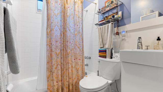 1621 E 38Th St, Oakland CA: https://media.crmls.org/mediaz/11ed1a82-8d63-43e1-a43c-0b89c57db6c0.jpg