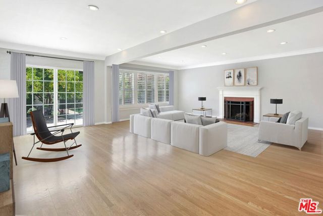4922 Hayvenhurst Avenue, Encino CA: https://media.crmls.org/mediaz/11edd573-fd50-4c60-8eb7-7a11cfd344d0.jpg
