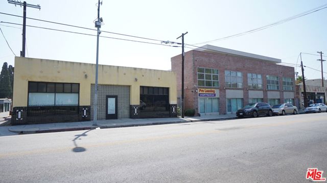 922 W 23Rd Street, Los Angeles CA: https://media.crmls.org/mediaz/11edfbce-af42-4a45-8a8a-f5ee55e496ea.jpg