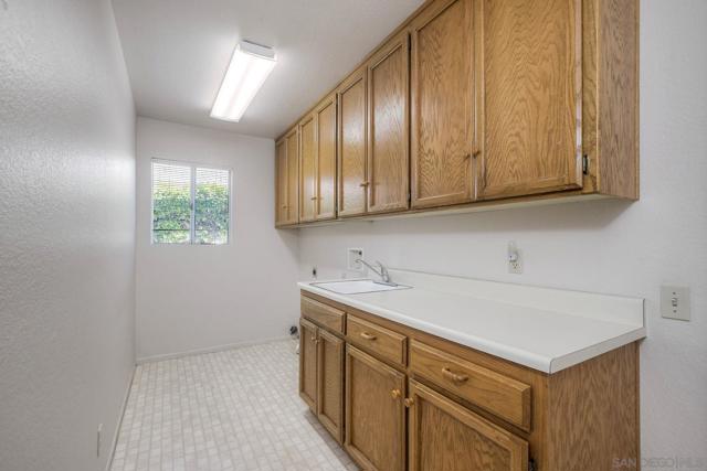 1089 Ridge Heights Dr, Fallbrook CA: https://media.crmls.org/mediaz/11ee2686-dcf3-420f-b8e9-2be61d79f0ef.jpg