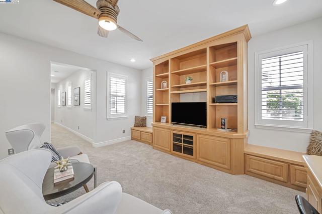 260 Abigail Cir, Danville CA: https://media.crmls.org/mediaz/11ee77ca-07fc-4387-ad71-cf96549ed214.jpg