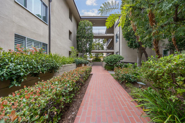 380 S Orange Grove Boulevard, Pasadena CA: https://media.crmls.org/mediaz/11ef7c86-6c98-461c-9d2a-f7077c1776ed.jpg