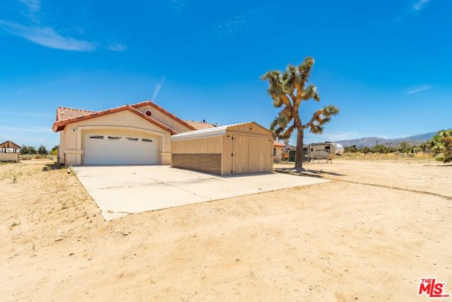 9999 Del Sol Avenue, Phelan CA: https://media.crmls.org/mediaz/11efb923-6f5b-415f-bbb6-7a6b5cd893c5.jpg