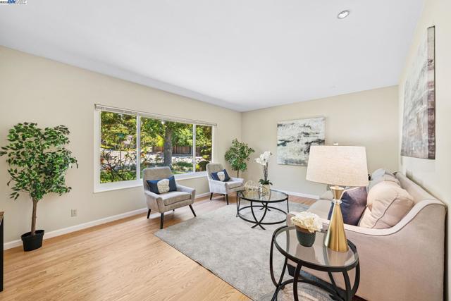 2082 Boxwood Way, Fremont CA: https://media.crmls.org/mediaz/11f17a19-6a7a-4db3-8a90-a7740b62f088.jpg