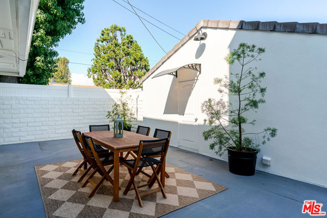 5056 Greenbush Avenue, Sherman Oaks CA: https://media.crmls.org/mediaz/11f2012b-753e-4c45-8638-27213a29d2c2.jpg