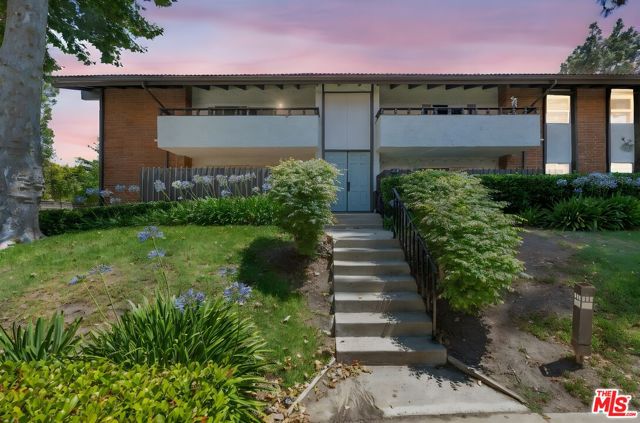 31568 Agoura Road, Westlake Village CA: https://media.crmls.org/mediaz/11f23468-dc4c-4653-89e2-3d01523d5b60.jpg