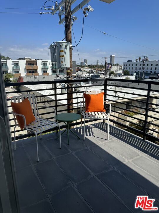 124 S Croft Avenue, Los Angeles CA: https://media.crmls.org/mediaz/11f239ca-b358-434a-b497-90d473df373a.jpg