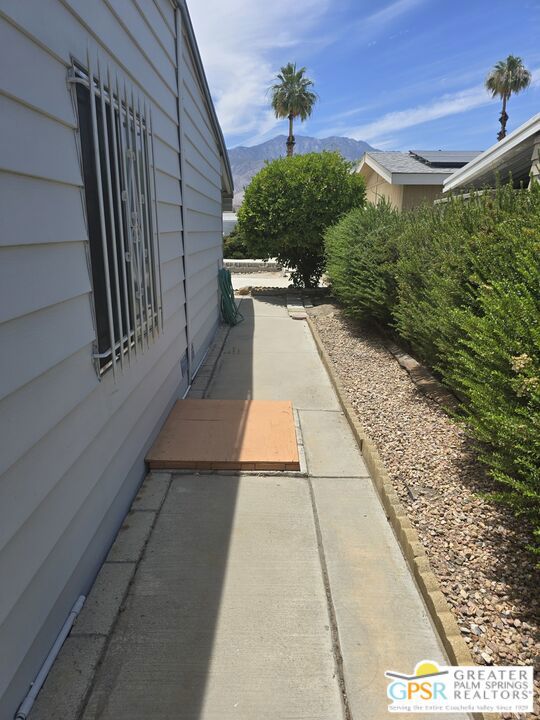 274 Encino Drive, Palm Springs CA: https://media.crmls.org/mediaz/11f24bee-374c-4b2b-9b95-155a7b333bc5.jpg