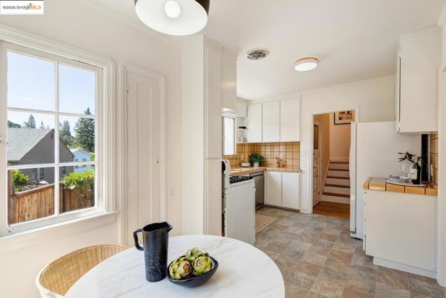 6753 Manor Crest, Oakland CA: https://media.crmls.org/mediaz/11f28416-37ab-42db-97be-ca420f452c37.jpg