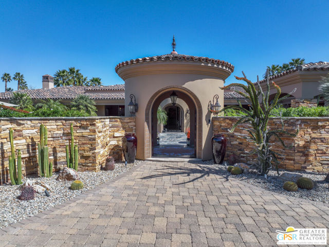 3 Coronado Court, Rancho Mirage CA: https://media.crmls.org/mediaz/11f2abce-6c55-4a43-96ad-7f0269b225e9.jpg