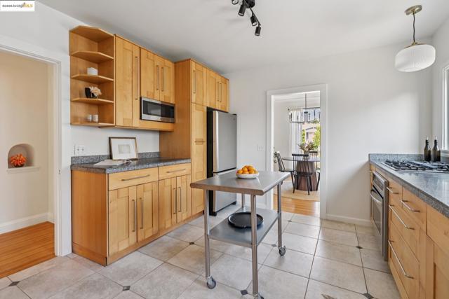 533 Lewis Ave, San Leandro CA: https://media.crmls.org/mediaz/11f3dbeb-f207-4310-bd04-623e32bf41a3.jpg