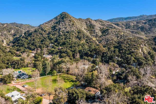 1514 Willow Drive, Topanga CA: https://media.crmls.org/mediaz/11f50cc5-10ac-41ba-9727-f5d12ab87798.jpg