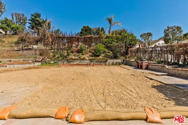 17177 Avenida De La Herradura, Pacific Palisades CA: https://media.crmls.org/mediaz/11f58637-9fb9-4223-981c-41046dc74c00.jpg
