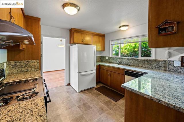 3312 Wisconsin St, Oakland CA: https://media.crmls.org/mediaz/11f6a3e6-aec2-4008-8078-614821fcfabc.jpg
