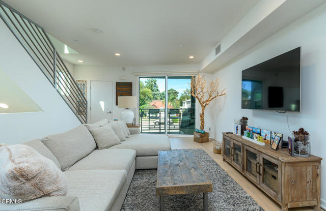 Detail Gallery Image 14 of 48 For 11594 Riverside Dr, North Hollywood,  CA 91602 - 3 Beds | 3/1 Baths