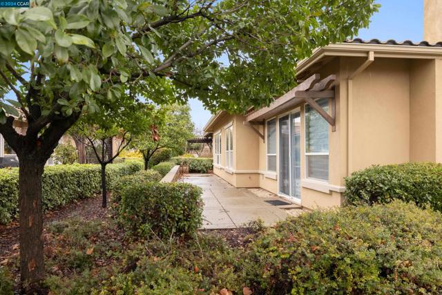 8702 Pasatiempo Circle, Roseville CA: https://media.crmls.org/mediaz/11f85509-a6ba-4315-b644-4d07f875a812.jpg