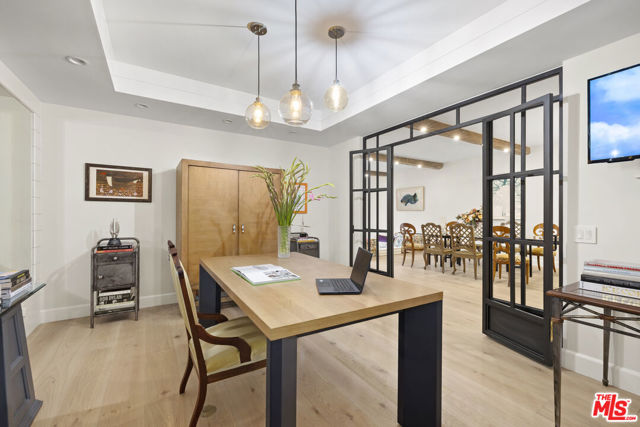 211 S Spalding Drive, Beverly Hills CA: https://media.crmls.org/mediaz/11f86aba-53dc-452b-a07f-846c7b927165.jpg