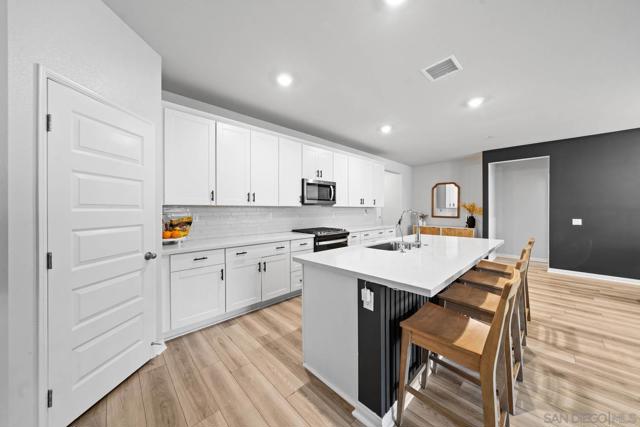 28315 Farm Creek Way, Valley Center CA: https://media.crmls.org/mediaz/11f8be50-d3cf-4b9e-a542-a4b33945b443.jpg