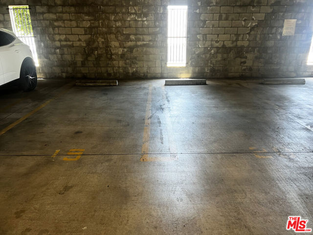 1890 S Cochran Avenue, Los Angeles CA: https://media.crmls.org/mediaz/11f8d3bc-4b72-4545-aada-966291392466.jpg