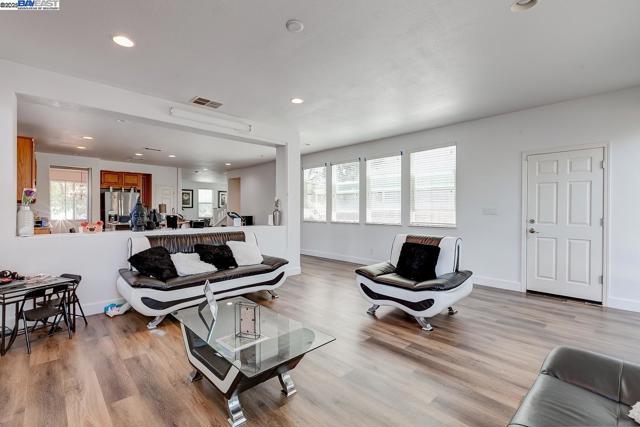 53 Puffin Cir, Oakley CA: https://media.crmls.org/mediaz/11f955fe-3f55-4dac-a653-34cb275c9e91.jpg