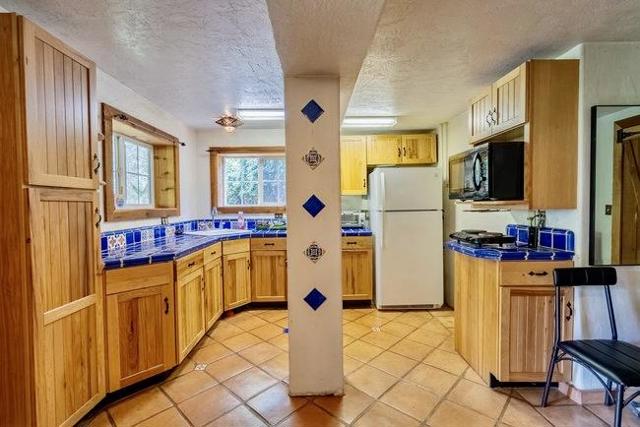 4101 San Juan Canyon Road, San Juan Bautista CA: https://media.crmls.org/mediaz/11f99391-6dab-457d-8f80-ceeb7e4a9575.jpg