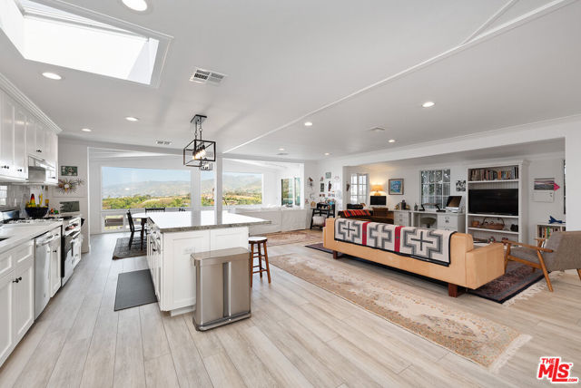 29500 Heathercliff Road, Malibu CA: https://media.crmls.org/mediaz/11f9ed69-3359-4db6-8e52-af8191eb58c3.jpg