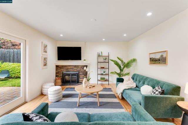 438 Odin Dr, Pleasant Hill CA: https://media.crmls.org/mediaz/11fad79e-f069-4ba1-b11c-3e2381619ce8.jpg