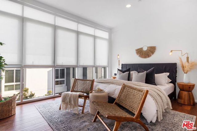 4151 Redwood Avenue, Los Angeles CA: https://media.crmls.org/mediaz/11fae4d9-94dd-40fa-a9b9-019f10ddaacb.jpg