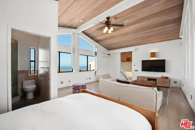 24608 Malibu Road, Malibu CA: https://media.crmls.org/mediaz/11faf83b-4d2c-494d-aebf-a8695108f8e1.jpg