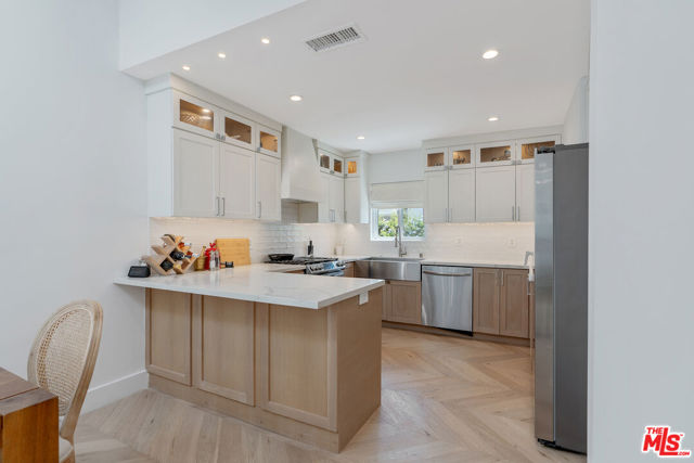 1152 S Windsor Boulevard, Los Angeles CA: https://media.crmls.org/mediaz/11fb5232-fb81-429f-a8a6-76c3dc45c281.jpg