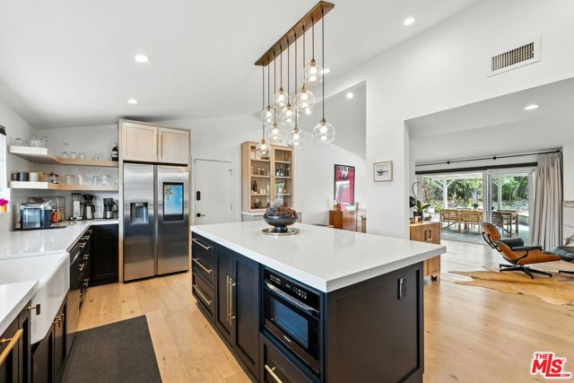 20835 Tiara Street, Woodland Hills CA: https://media.crmls.org/mediaz/11fbbc31-f80d-41fc-862e-6b3054439d1c.jpg