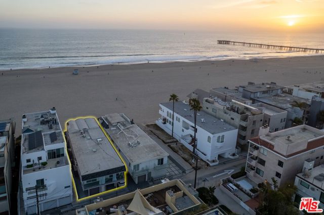 3806 Ocean Front Walk, Marina del Rey CA: https://media.crmls.org/mediaz/11fc935a-2b9c-4501-aa77-c752dd1a66cb.jpg