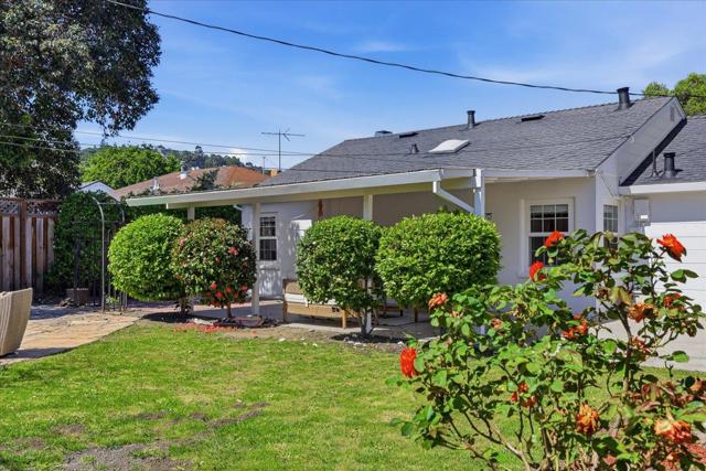 1019 Riverton Drive, San Carlos CA: https://media.crmls.org/mediaz/11fcfbca-2c99-4d57-b60f-8ab8e97fa5ce.jpg