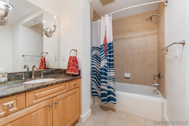 1040 Genter St, La Jolla CA: https://media.crmls.org/mediaz/11fdbdf9-de8f-4e31-b58a-22f83d979e1f.jpg